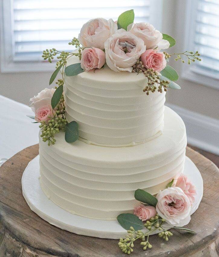 Свадебные торты из мастики [2019] – белые двухъярусные с розами? своими руками, фото.