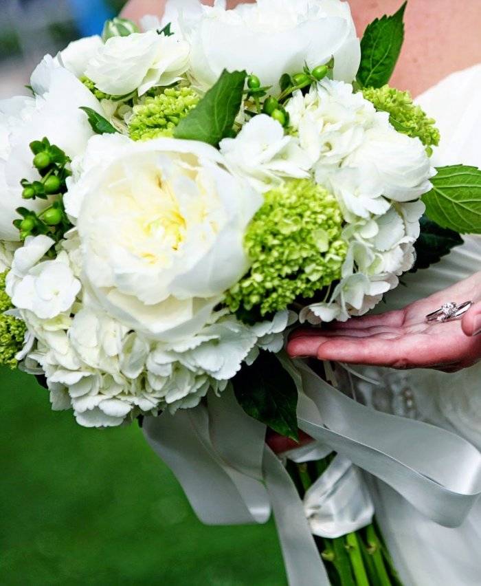 Красивый букет невесты: бело-зеленый яркий кусочек весны на фото