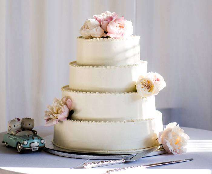 Пирамида счастья: трехъярусный свадебный торт – кремовый и другие варианты с фото