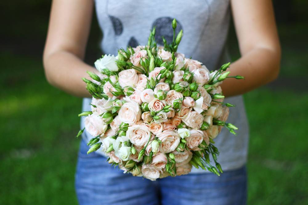 Зимний букет невесты 2020: свадебные варианты цветов с хлопком, шишками с фото