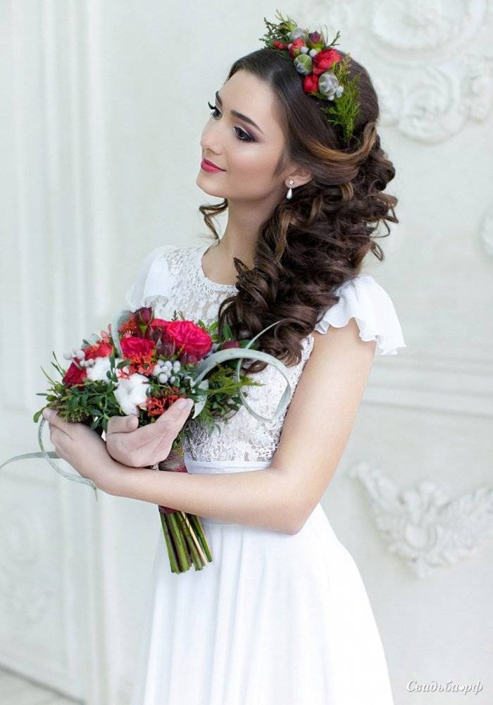 Свадебные прически с цветами: с живыми и искусственными, на короткие и длинные волосы, высокие и асимметричные укладки, с фатой и косами – советы с фото