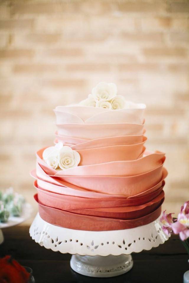 Свадебный торт в бордовом цвете: стили и формы