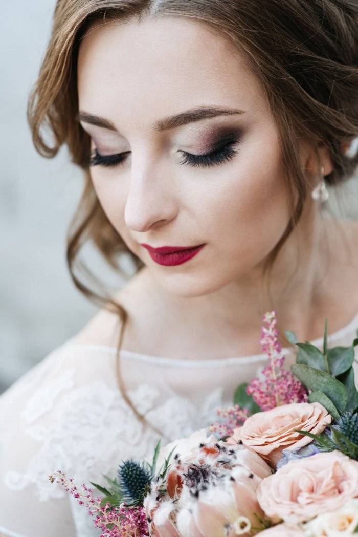 Как сделать стойким свадебный макияж осенью