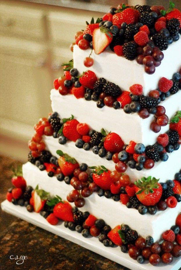 Украшение торта ягодами и фруктами