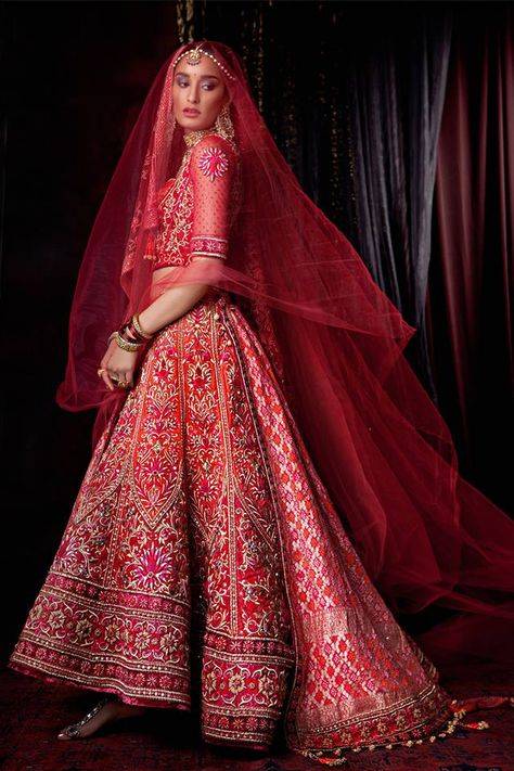 Индийские свадебные платья - традиционные и современные модели с фото