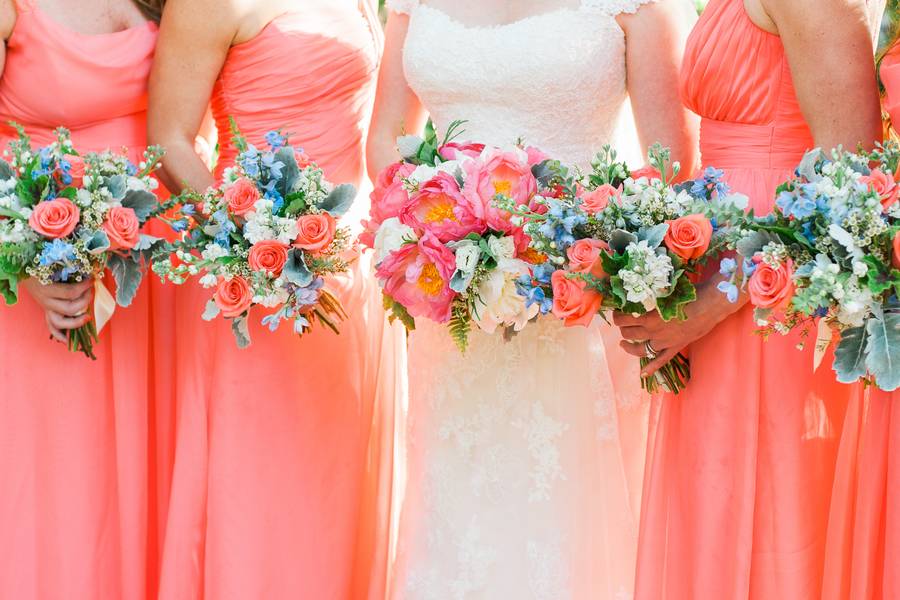 Оформление свадьбы в коралловом цвете: выбор украшений и одежды с фото