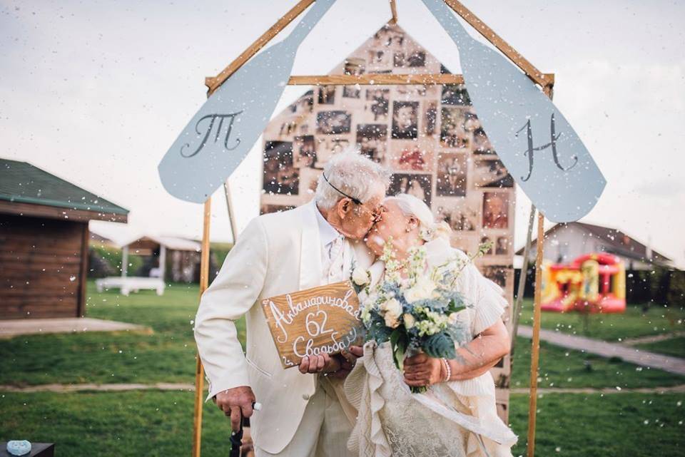 65 лет свадьбы: название, традиции и идеи подарков