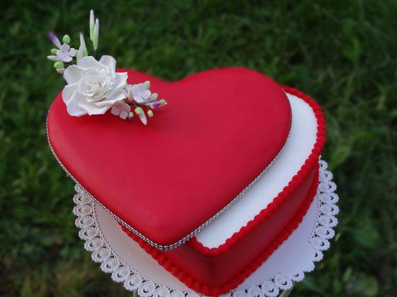 Свадебный торт в виде сердца: фото с фигурками в форме лебедей
