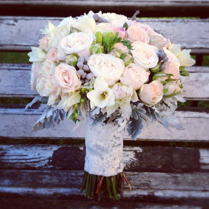 Яркий свадебный букет из пионовидных роз