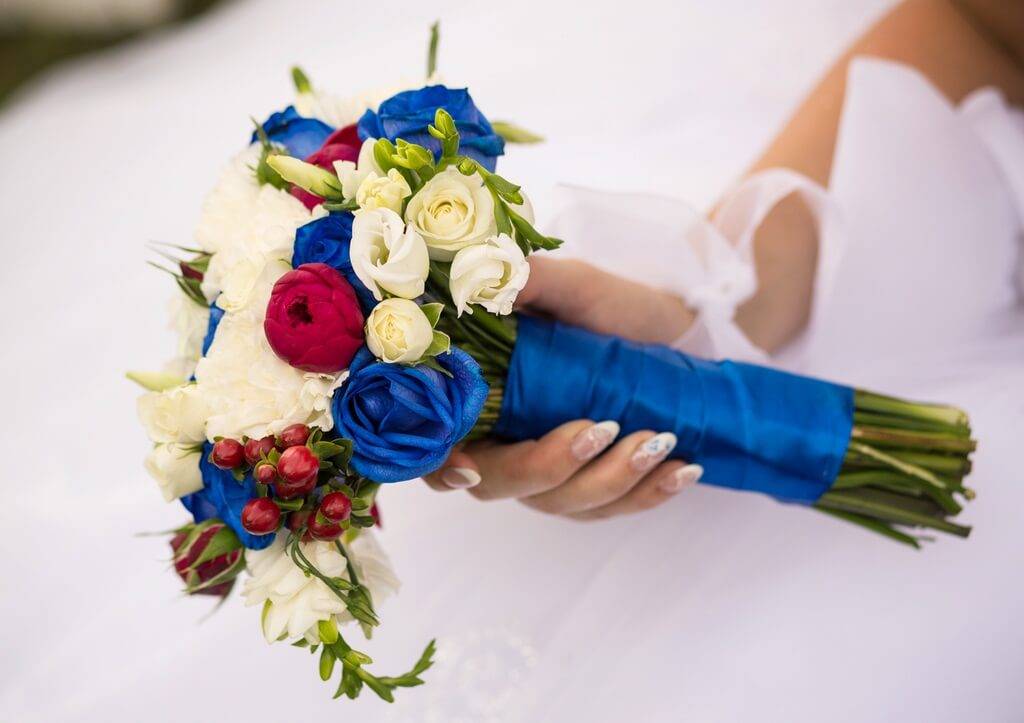 Букет невесты с синими цветами