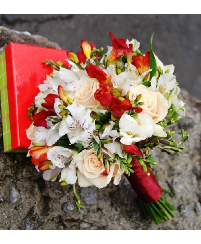 Яркий букет на свадьбу из кустовых роз своими руками