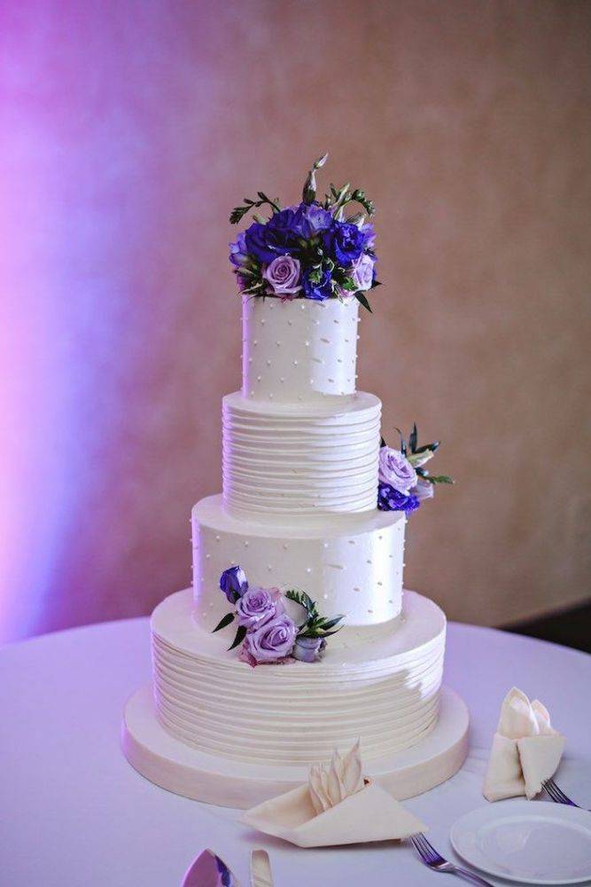 Изящный свадебный торт с капкейками: варианты оформления и подачи