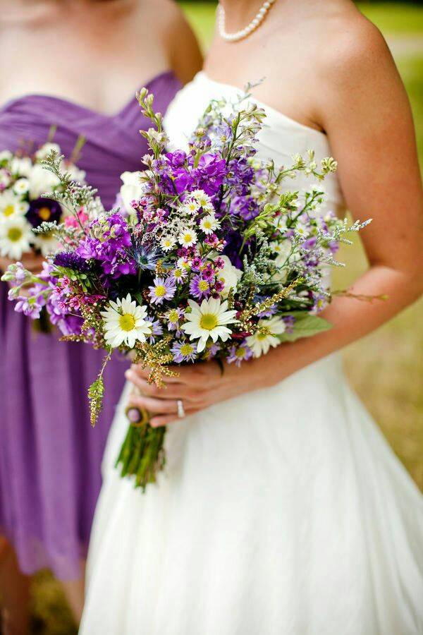 Свадебный букет невесты из полевых цветов