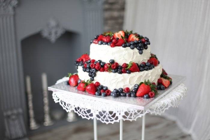 Свадебные торты без мастики с цветами и фруктами (фото)