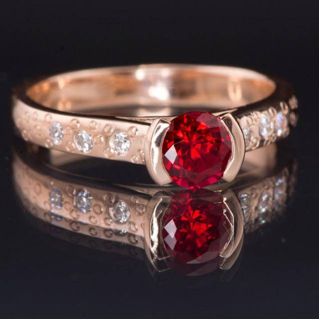 Пурпурный блеск роскошного камня – обручальные кольца с рубинами: фото украшений