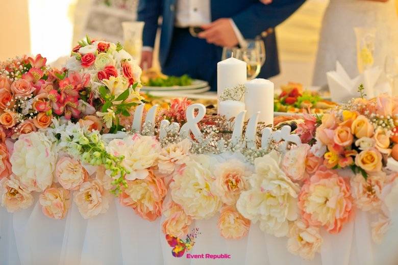Оформление свадеб цветами: идеи для украшения зала, фото