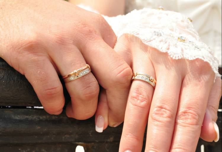 Что делать с обручальным кольцом после развода и можно ли его носить?
