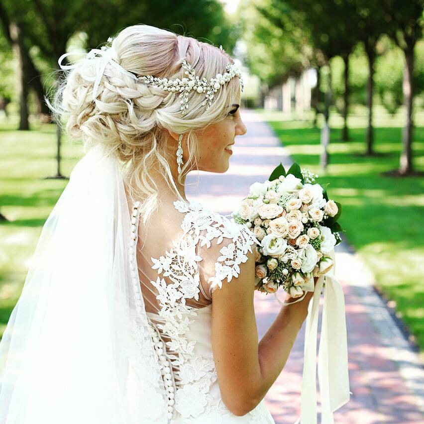 Что сделать невесте с волосами на свадьбу