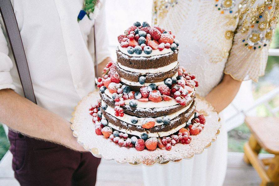 Голый свадебный торт с открытыми коржами: идеи оформления