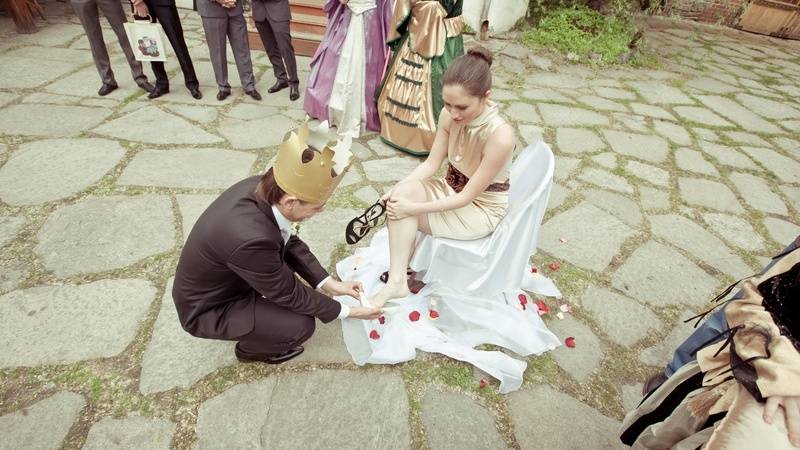 Конкурсы на выкуп невесты и выкуп туфли: оригинальные и прикольные, смешные и веселые свадебные испытания для жениха и свидетеля на улице, в подъезде и дома