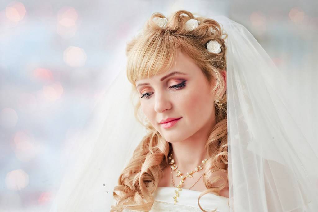Свадебные прически на средние волосы с фатой с челкой