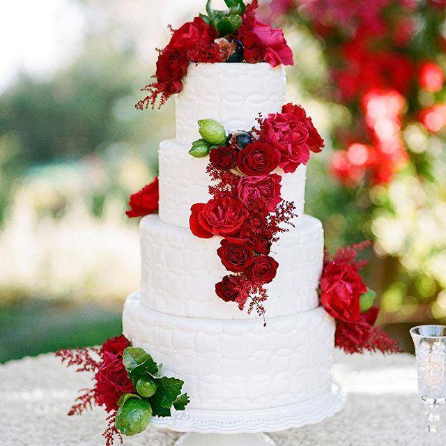 Сладкий букет – свадебный торт с живыми цветами: фото вариантов декора