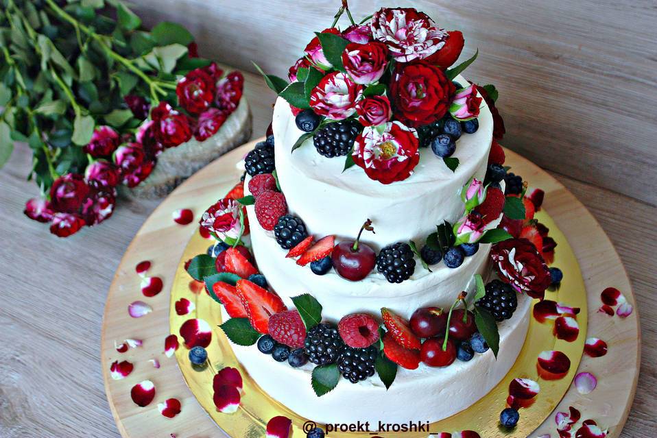 Как и чем можно красиво украсить торт: крем, сладости, фрукты и ягоды