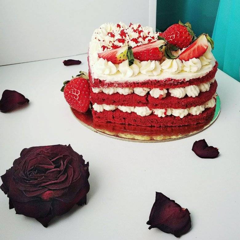 Красивый и вкусный свадебный торт «Красный бархат» с белыми оттенками