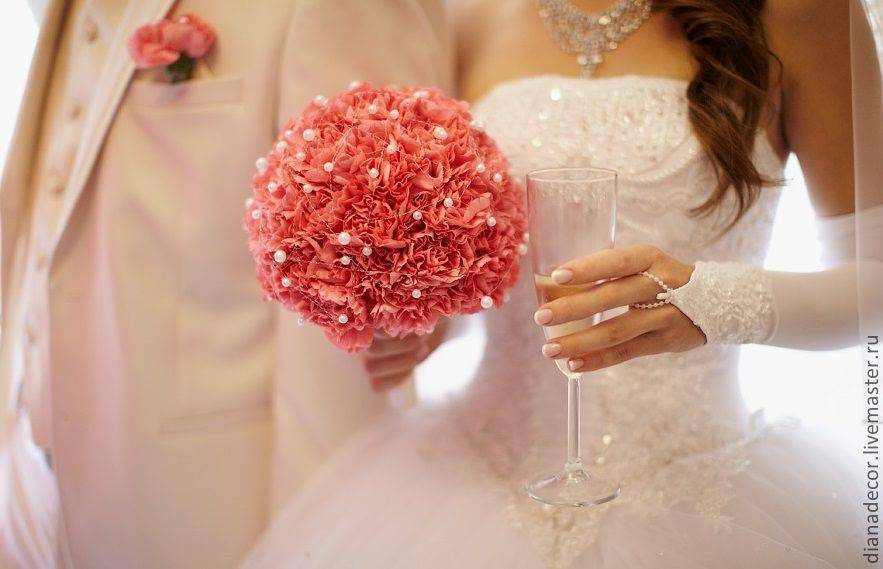 Букет невесты из гвоздики: символизм, богатство оттенков и форм, монокомпозиции из розовых, белых или красных гвоздик, а также сочетание с розами и лизиантусами