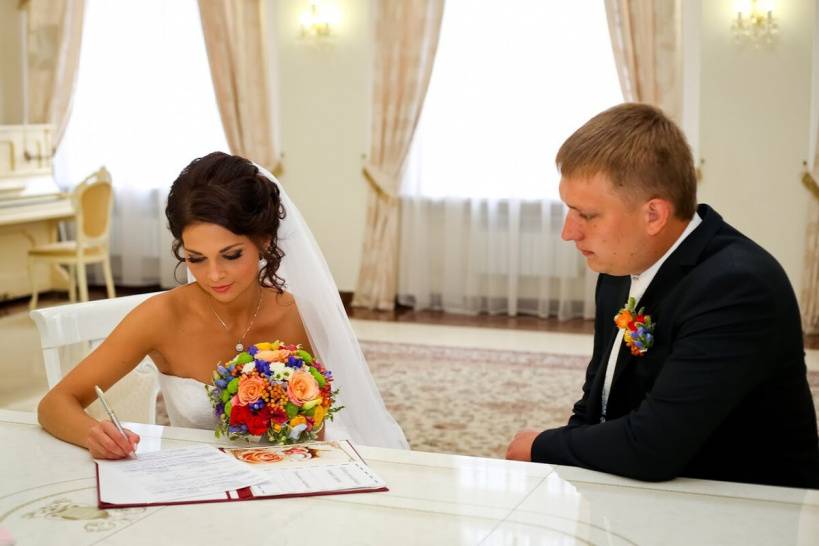 Свадьба без свадьбы: можно ли обойтись росписью без торжества и без гостей?