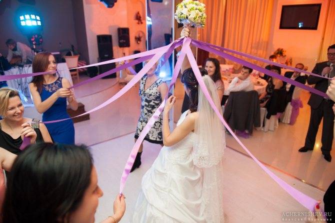 Свадебная традиция – бросание подвязки невесты