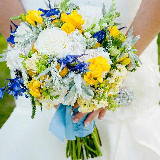 Букет невесты бело-синий из роз ?