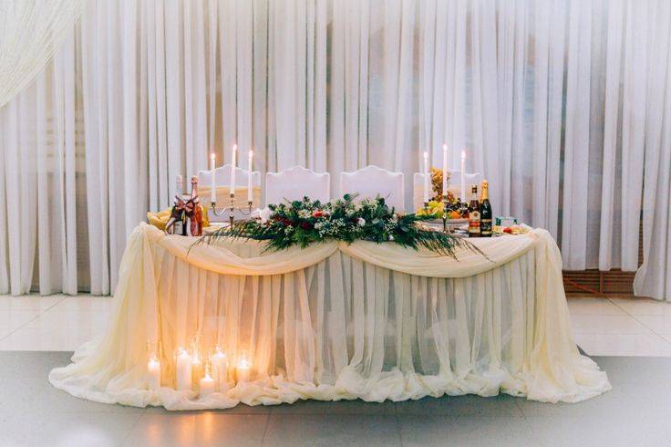 Свадебный президиум: для чего нужен стол молодых на свадьбе, можно ли обойтись без него, фото с примерами