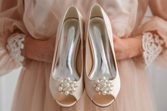 Цветные туфли для невесты. как выбрать?