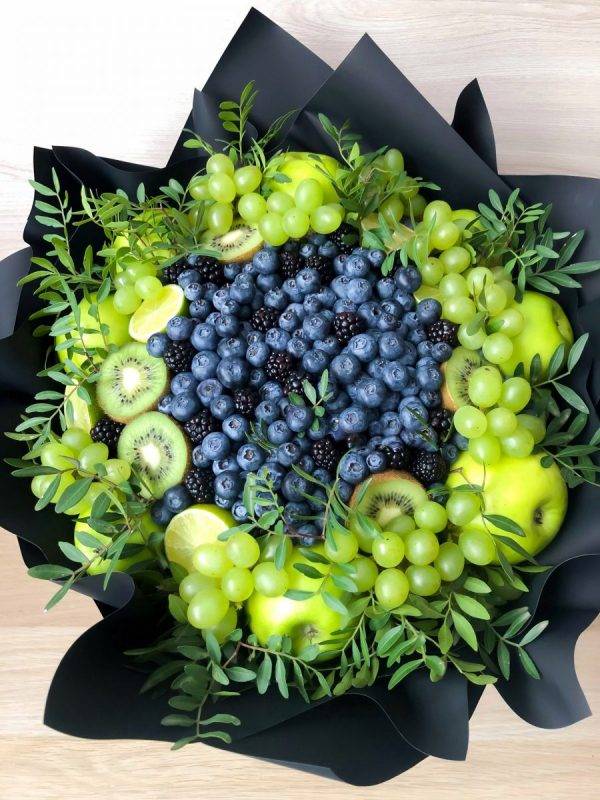 Свадебный торт с ягодами ?, фруктами & живыми цветами в [2019] – фото