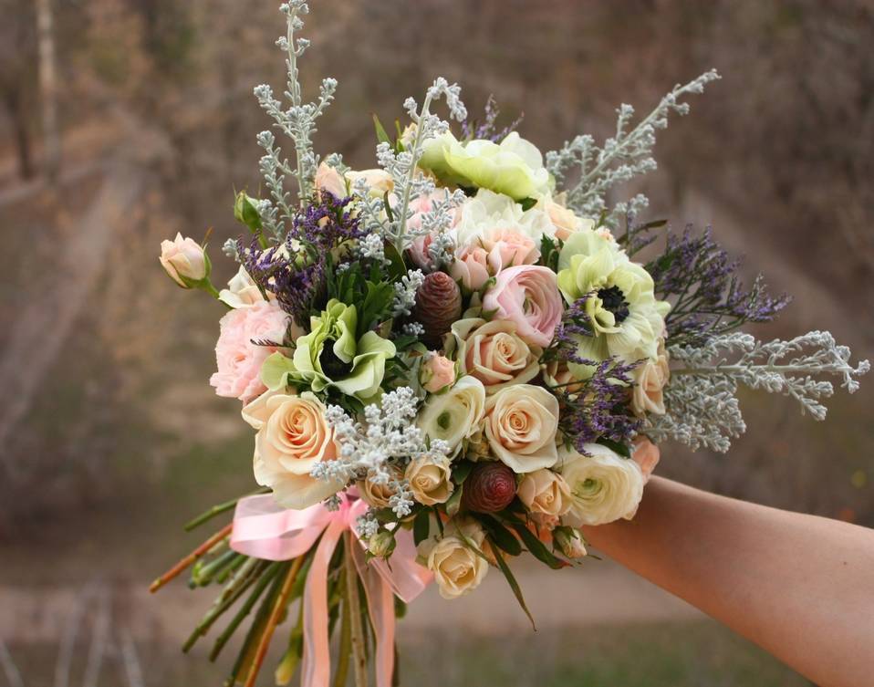 Яркая и живая флористика – свадебный букет для невесты: бело-синий и другие варианты