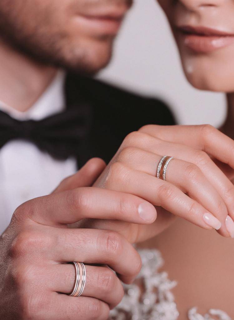 Можно ли носить чужое обручальное кольцо: стоит ли надевать кольцо мужа, жены или родителей