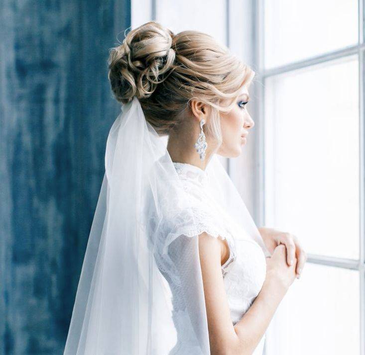 Модные свадебные прически: собранные волосы с фатой и челкой