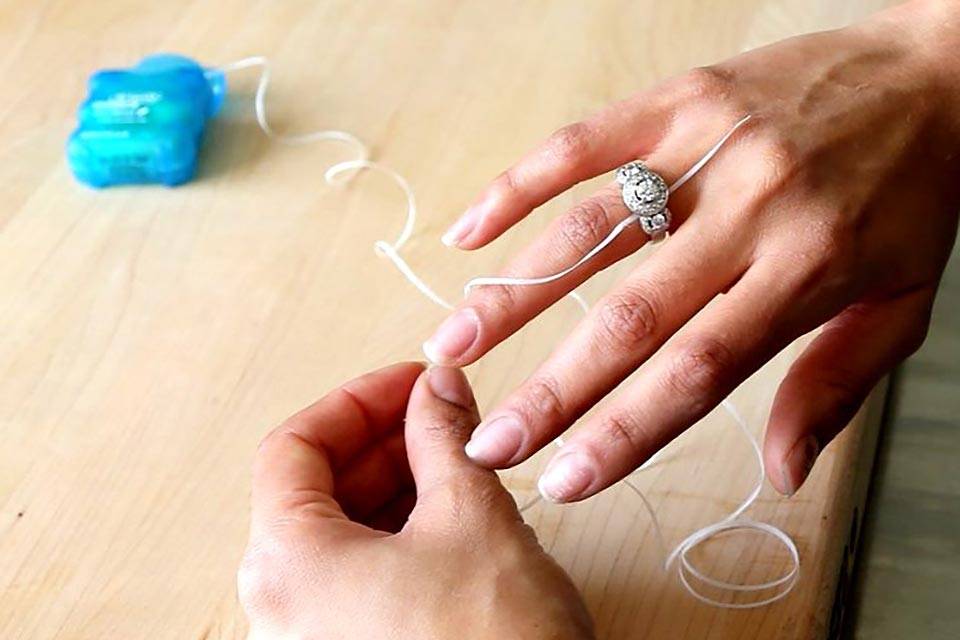 Как самостоятельно снять кольцо с опухшего пальца: причины проблемы и способы ее решения