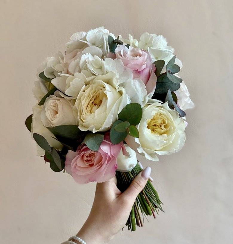 Яркий свадебный букет из пионовидных роз