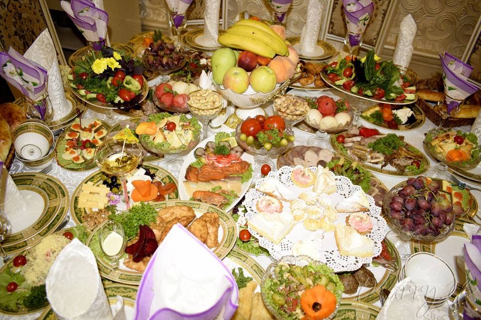 Горячие закуски на свадебный стол? – какие в [2019] вкусные (вторые) блюда подают