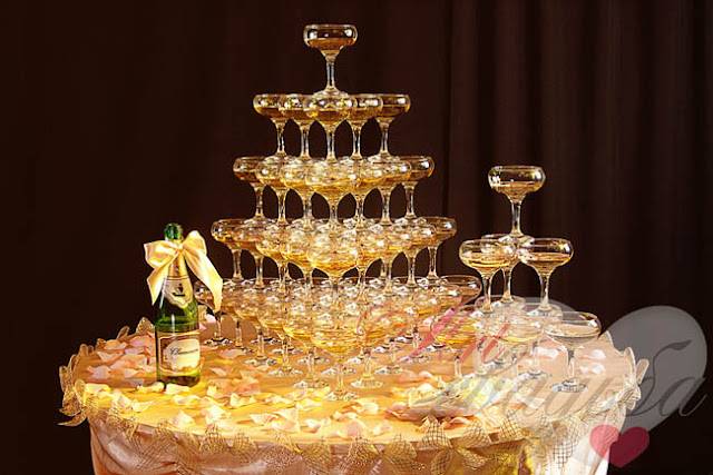 Как построить башню из шампанского: пошаговое руководство