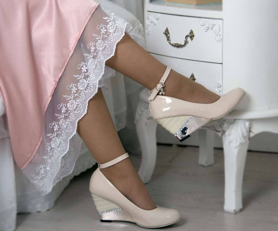 В какой обуви нужно выходить замуж. босоножки для невесты: нет – приметам, да – удобству и красоте. можно ли выходить замуж в босоножках по правилам этикета