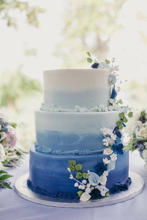 Чистая искренность – голубой свадебный торт с цветами и другим декором