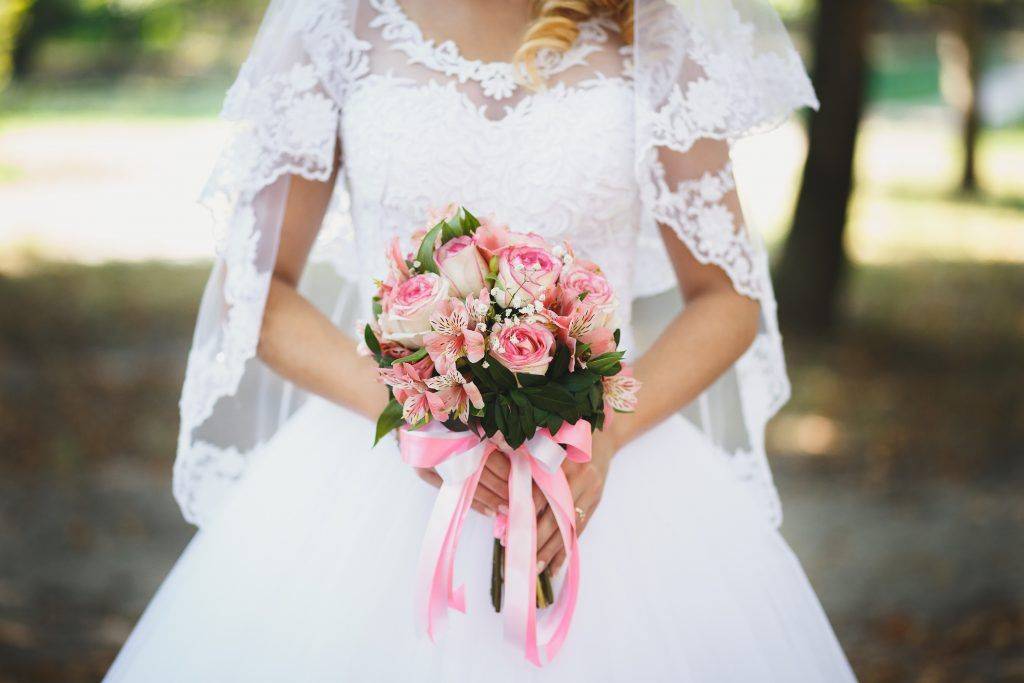 Поймать букет невесты на свадьбе - значение приметы