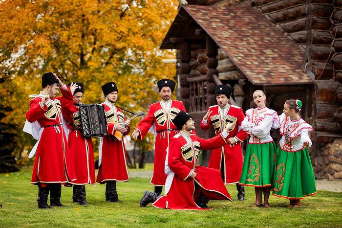 Традиции молдаван - почитание вина и красно-белые талисманы