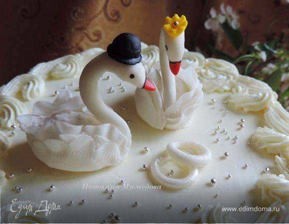 Символ любви между молодоженами – свадебный торт в виде сердца: фото десерта