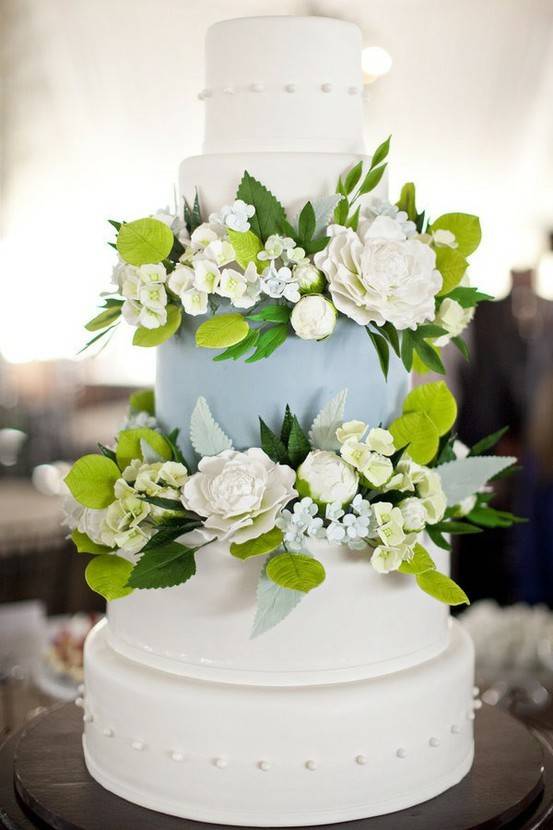 Свадебный голубой торт с цветами, фигурками, ягодами