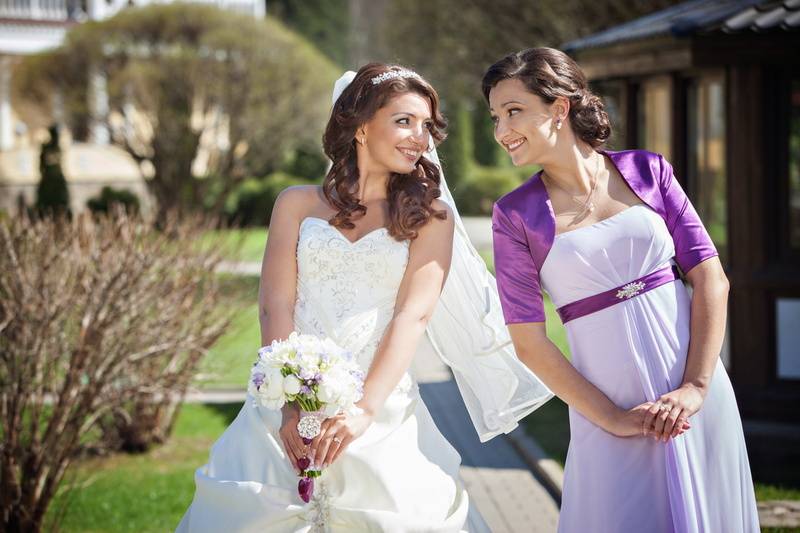 Платья для свидетельницы на свадьбу: правила выбора