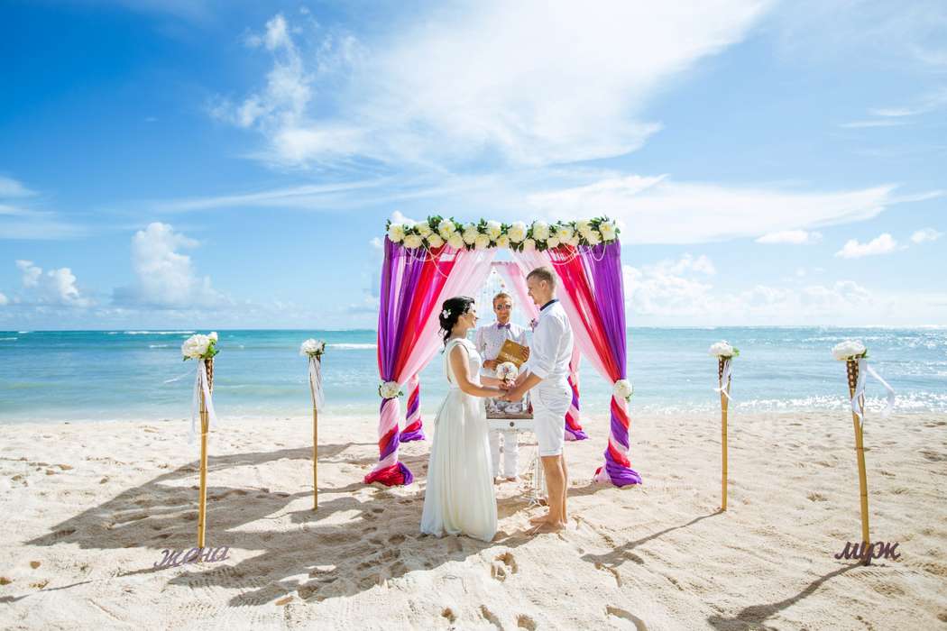 Пляжные свадебные платья: как выбрать наряд для церемонии на море, на пляже (советы и рекомендации), примеры (фото), какие аксессуары подойдут невесте